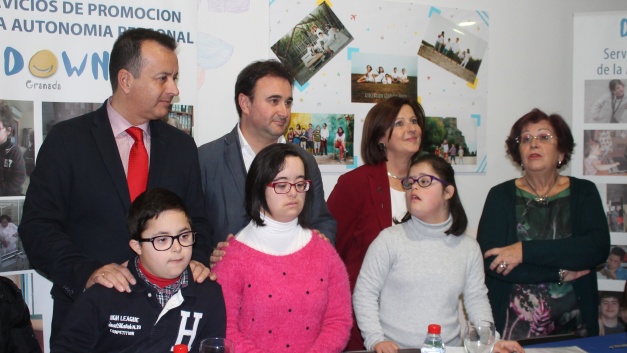 Almagro, Fernández Pulido, Sánchez Rubio y López acompañados de niños con Síndrome de Down.